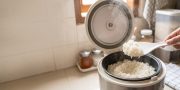 Nasi Lengket di Sendok Rice Cooker? Ini Cara Mengatasinya