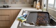 5 Cara Bersihkan Sela Grill Pan Gosong Tanpa Susah Payah