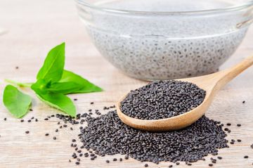 5 Perbedaan Chia Seed dan Biji Selasih yang Sering Dikira Sama