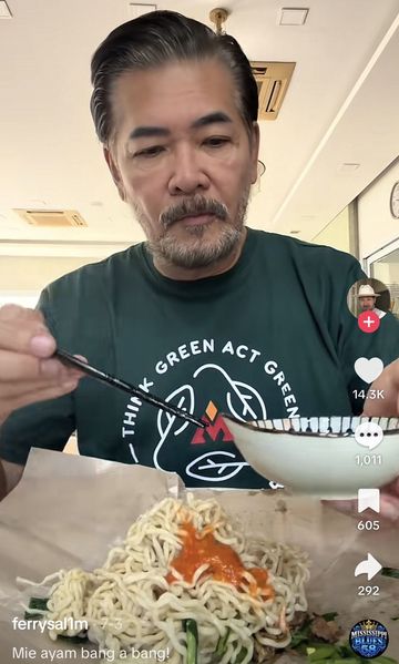 Ferry Salim Pamer Hobi Jajan Kaki Lima, dari Mie Ayam sampai Lupis