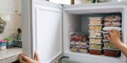Freezer Cepat Berbunga Es? Periksa 2 Hal Ini!